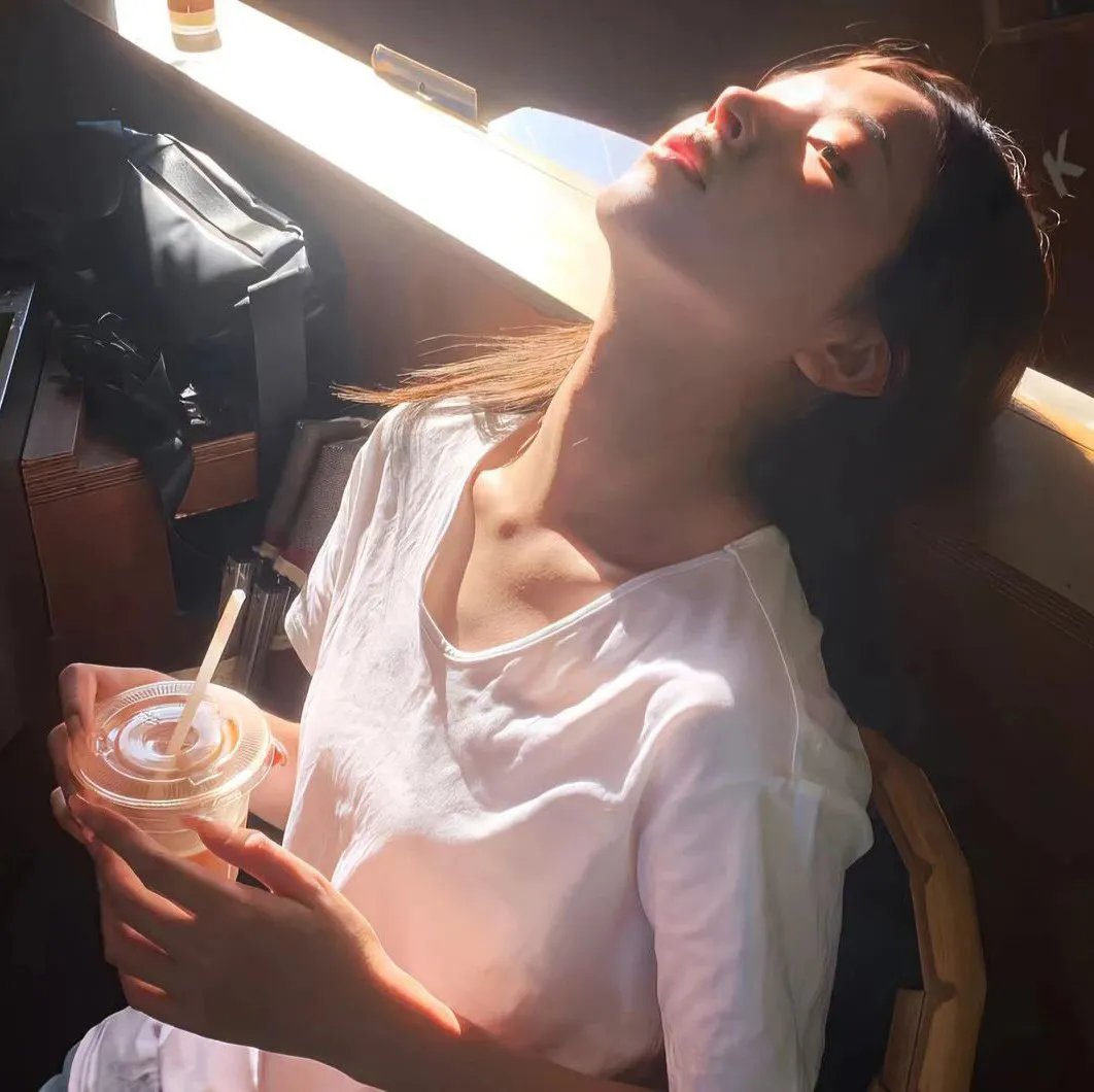 随盲柳入眠的女人